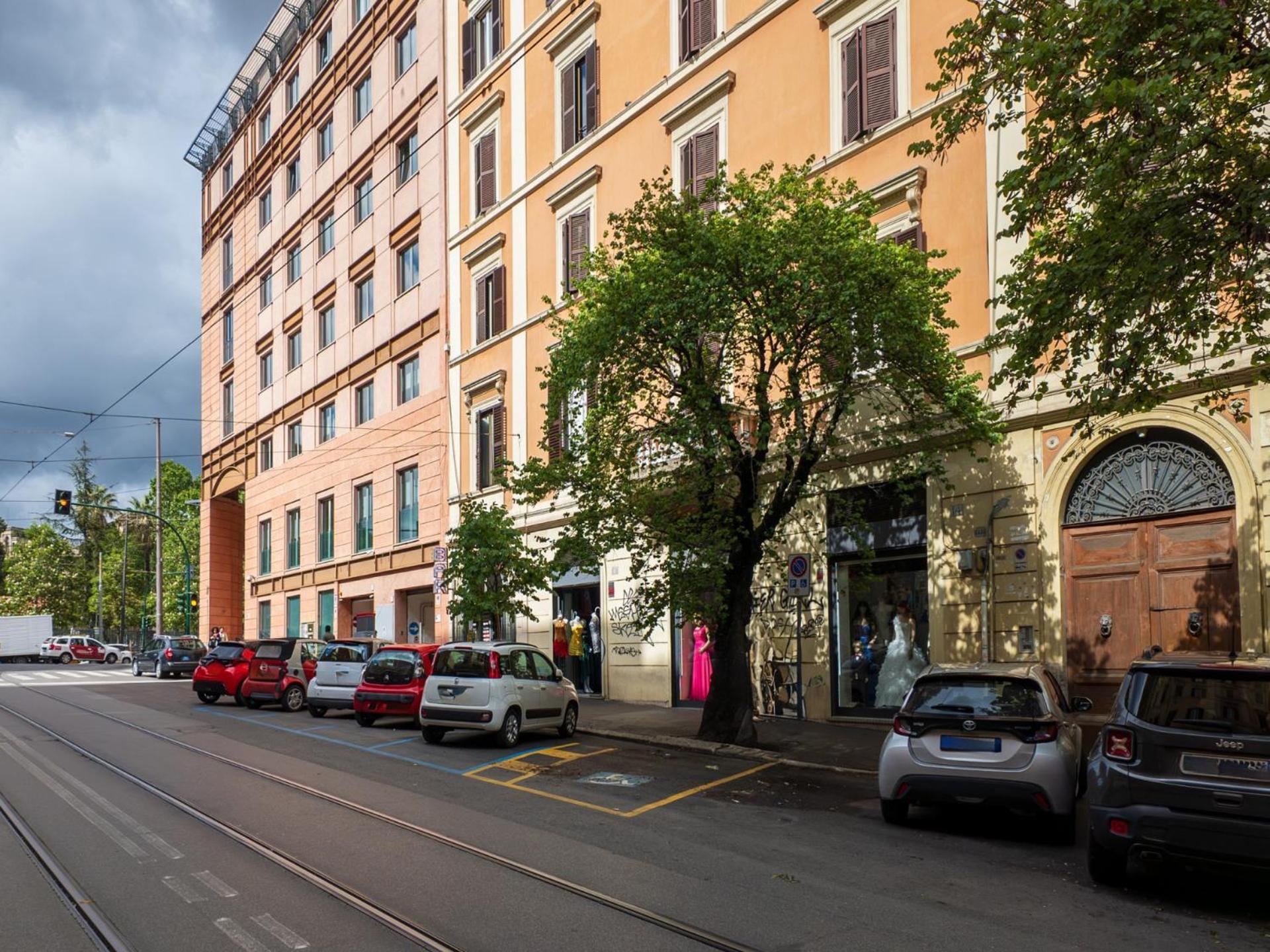 The Best Rent - Spacious One-Bedroom Apartment Near Colosseum Roma Esterno foto